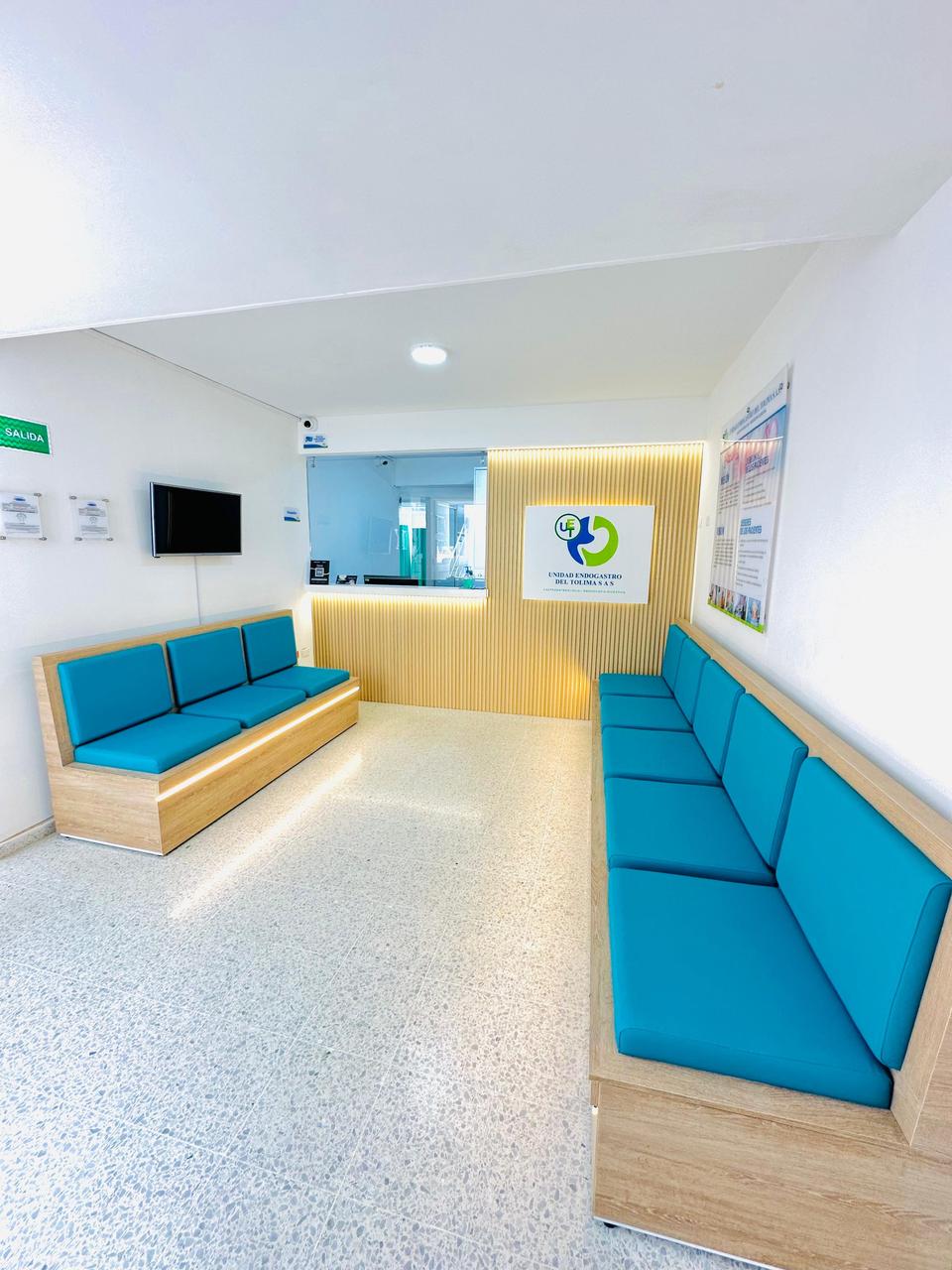 Área de recepción y espera confortable para pacientes